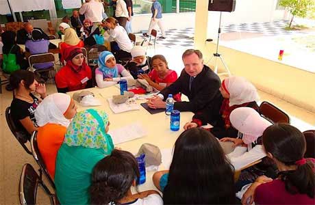 ماذا يفعل السفير الأمريكي مع طالباتنا في العقبة ؟