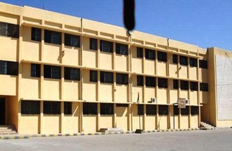 حارس مدرسة يحولها ليلا إلى " لقاء عشاق" بالأجرة !