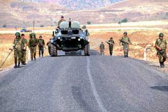 مقتل 3 أشخاص بتفجير استهدف حافلة عسكرية في إسطنبول بتركيا 