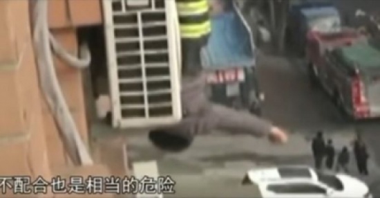 شاهد: شاب صيني حاول الانتحار.. فبقي معلقاً بين السماء والأرض