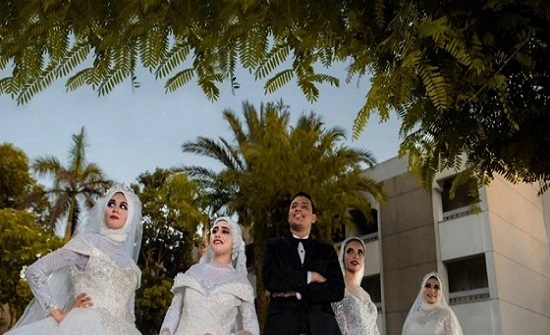 بحفل زفاف من 4 فتيات..شاب يستجيب لإلحاح والدته على زواجه! بحفل زفاف من 4 فتيات..شاب يستجيب لإلحاح والدته على زواجه!