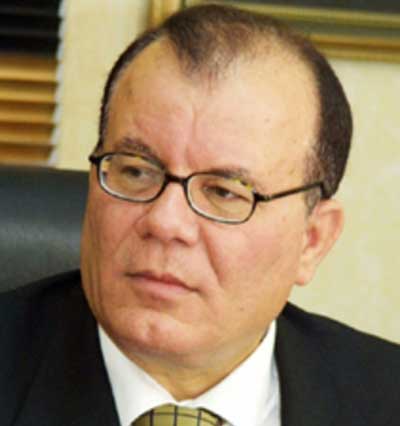 الشريف: الحكومة تبذل جهودا كبيرة في دعم القطاع الصحي 