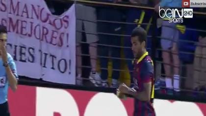 "داني الفيش "يأكل موزة ألقتها عليه الجماهير !