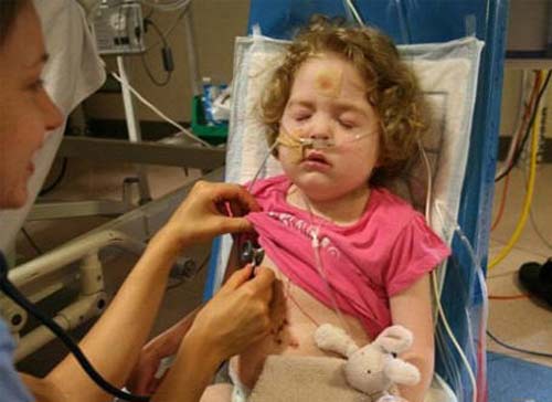 طفلة في السادسة من عمرها وتعيش في قلب ثالث