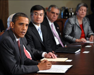 أوباما يشتكي بطء النمو   