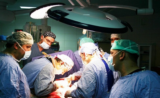 استئصال ورم بوزن (18) كغم في مستشفى الأمير راشد العسكري