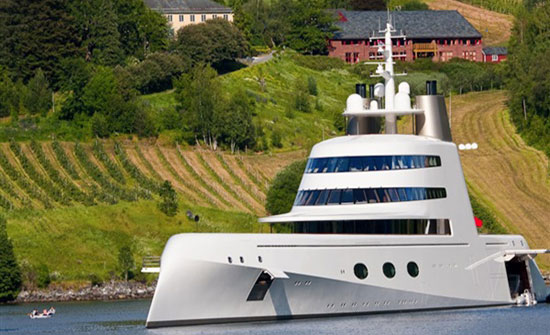 ثمنه 300 مليون دولار.. رجل يهدي زوجته أغلى يخت في العالم (صور)