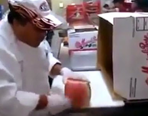 بالفيديو : طريقة مضحكة وطريفة لتقطيع البطيخ