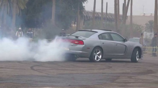 شاهد.. شاب "يفحط" بأسلوب جديد