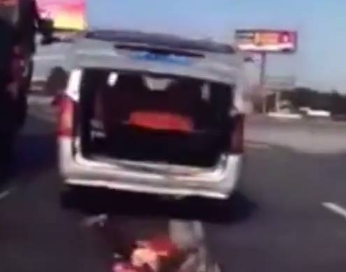 فيديو : سقوط طفل من سيارة دون ملاحظة السائق