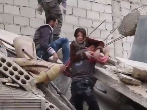 بالفيديو: شاهد ماذا قالت طفلة سورية بعد إخراجها من تحت الانقاض في دوما !