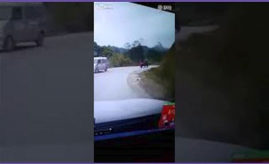 مقعد يطير إلى السماء في تصادم بين سيارة وتروسيكل (فيديو) مقعد يطير إلى السماء في تصادم بين سيارة وتروسيكل (فيديو)