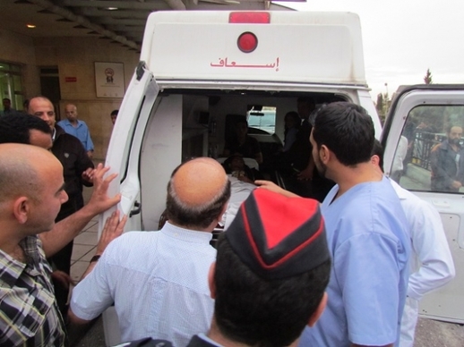 إنقاذ شخص علقت يده بماكنة في الزرقاء