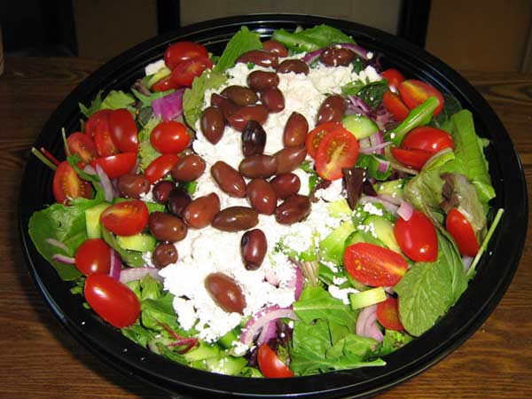 اليونان تحتفل بأكبر طبق سلطة في العالم 