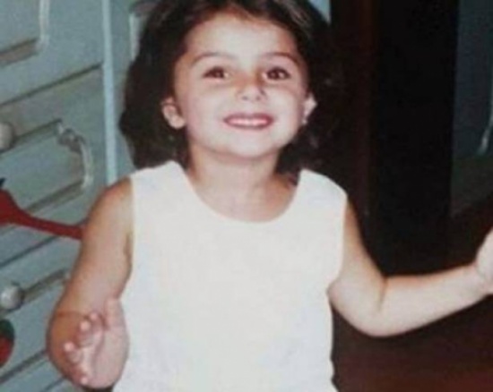 بالصورة - خمنّوا هذه الطفلة أي نجمة عربية وساحرة أصبحت؟! بالصورة - خمنّوا هذه الطفلة أي نجمة عربية وساحرة أصبحت؟!