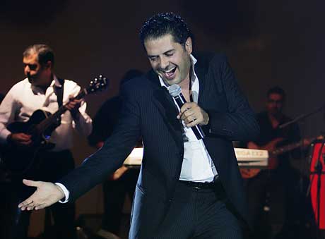 راغب علامة يتوّج ملكة جمال لبنان لعام 2010  