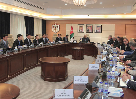 النسور يجري مباحثات مع نائب رئيس مجلس الدولة الصيني