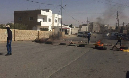 بالصور.. طلبة توجيهي يغلقون طريق رئيسي بالاطارات المشتعلة لفتح "شعبة" فرع ادبي بالصور.. طلبة توجيهي يغلقون طريق رئيسي بالاطارات المشتعلة لفتح "شعبة" فرع ادبي