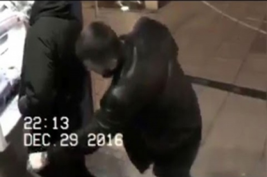 لص يسرق محفظة ويعيدها لصاحبها بعد اكتشافه وجود كاميرا مراقبة