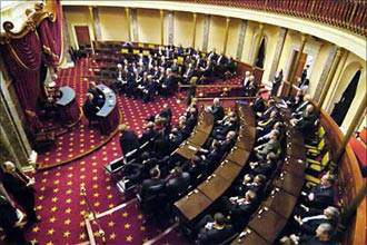 مجلس الشيوخ الأمريكي يقر حزمة عقوبات جديدة على إيران