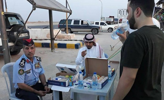 مدير الدوريات الخارجية يتناول الافطار مع سائقي المركبات والمغتربين مدير الدوريات الخارجية يتناول الافطار مع سائقي المركبات والمغتربين