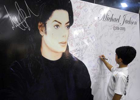 المعجبون بمايكل جاكسون في العالم بكوا في الذكرى الاولى لوفاته