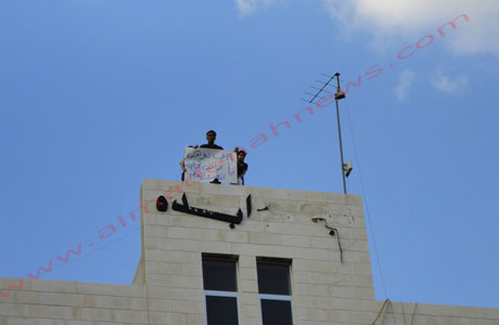 ماذا يفعل هو وأطفاله على ظهر هذه العمارة ؟