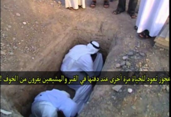 عجوز تعود للحياة مرة أخرى عند دفنها في القبر! عجوز تعود للحياة مرة أخرى عند دفنها في القبر!