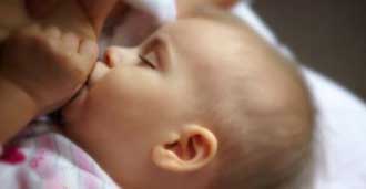 الكحول والمخدرات تنتقل عبر الرضاعة 