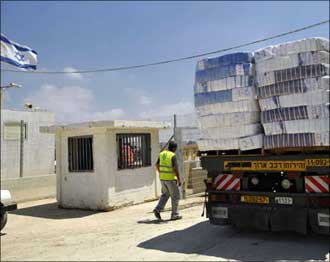 اللجنة الشعبية لمواجهة الحصار ترصد حركة معابر غزة 