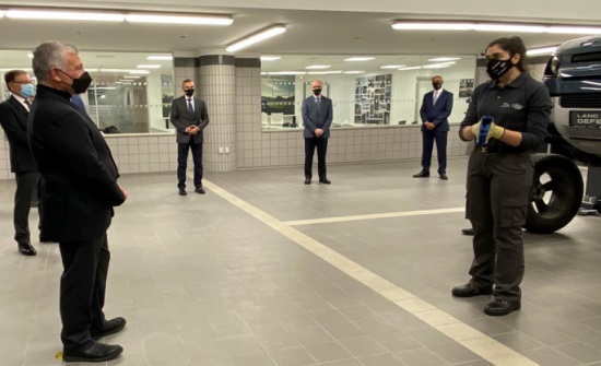 الملك يفتتح أكاديمية "جاكوار لاند روفر" في عمّان