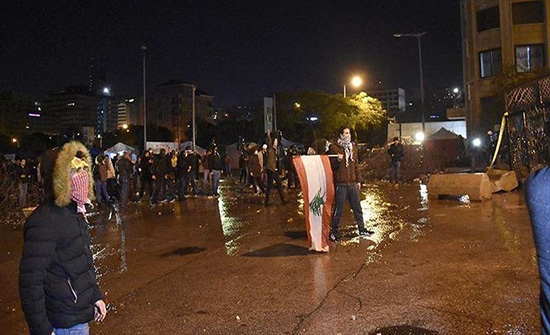 الجيش اللبناني يبعد محتجين عن مبنى سرايا طرابلس .. بالفيديو الجيش اللبناني يبعد محتجين عن مبنى سرايا طرابلس .. بالفيديو