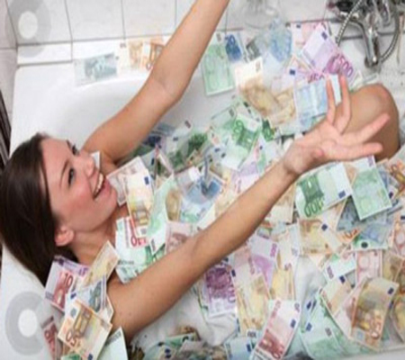 شابة تواجه تهم الاحتيال بعد استحمامها في حوض من "النقود"