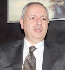 العين نزال : مررنا بظروف أصعب وتم تجاوزها بالتكاتف والتعاضد العين نزال : مررنا بظروف أصعب وتم تجاوزها بالتكاتف والتعاضد