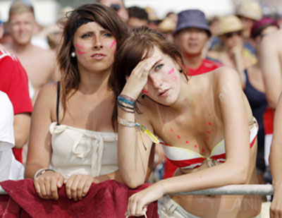 صور منتقاة للجماهير الألمانية والإنكليزية في المباراة التي انتهت بسحق الإنجليز 