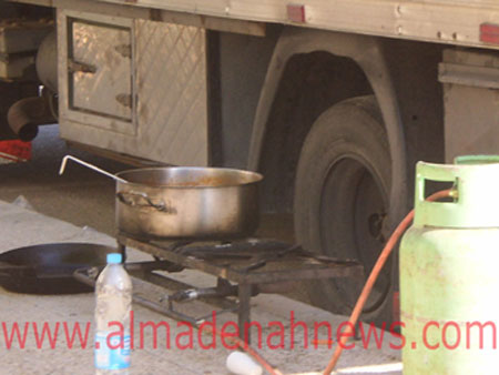 مطعم لفندق خمس نجوم يُعد طعامه على الرصيف ( بالصور ) 