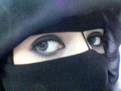 كلية جامعية تبيع الشهادات للخليجيات !