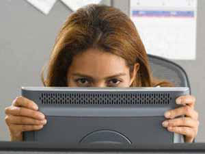 غرف الدردشة تشتت شخصية المراهقين