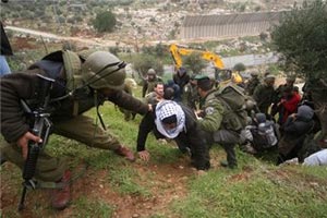 قوات الاحتلال تفتح النار تجاه مسيرة سلمية جنوب قطاع غزة