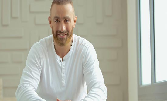 شاهد.. أحمد السقا ينهار بالبكاء خلال تشييع جنازة محمد الصغير وضرب صحفي!