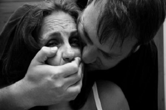 عشيقها السابق فقأ عينيها وحبيبها الأخير حاول خنقها