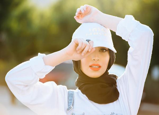 بالفيديو والصور:6 معلومات لا تعرفها عن أول محجبة تظهر على غلاف "بلاي بوي"