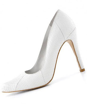 حذاء نسائي يستنفر الجهات الأمنية في مطار تبوك