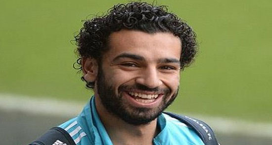 شاهد بالصورة محمد صلاح يلتقى شبيهه بمسقط رأسه شبه لا يصدق !! شاهد بالصورة محمد صلاح يلتقى شبيهه بمسقط رأسه شبه لا يصدق !!