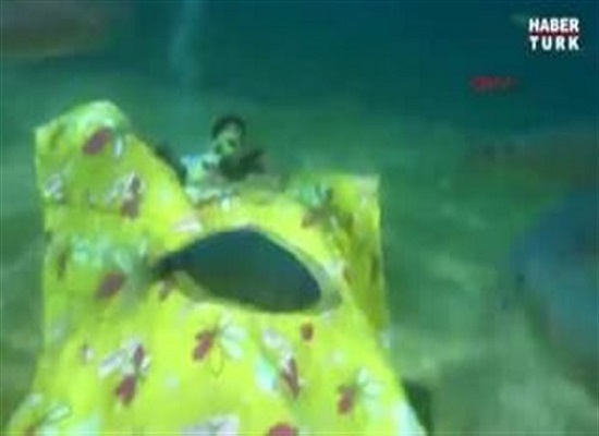 بالفيديو.. غواصان تركيان يحولان قاع البحر إلى غرفة نوم