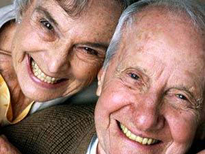 العلاقات بين الأزواج المسنين أكثر تماسكاً