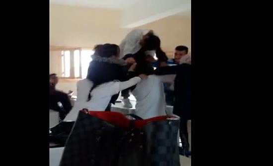 بالفيديو: شجار عنيف بين طالبتين.. شدّ شعر وصراخ! بالفيديو: شجار عنيف بين طالبتين.. شدّ شعر وصراخ!