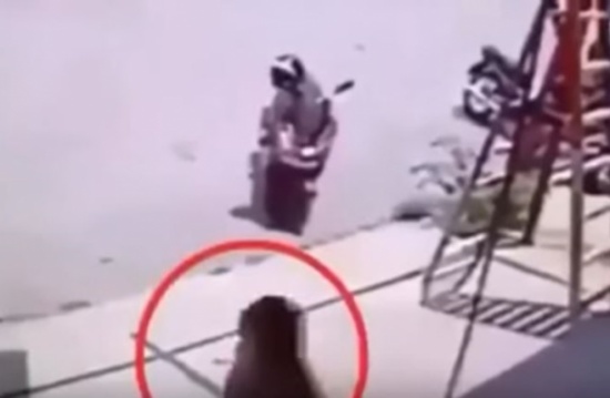 أم تنقذ طفلها قبل لحظات من وقوع حادث (فيديو) أم تنقذ طفلها قبل لحظات من وقوع حادث (فيديو)