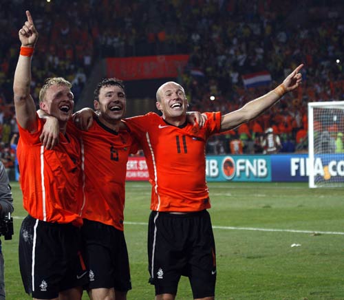 هولندا الى نصف النهائي 