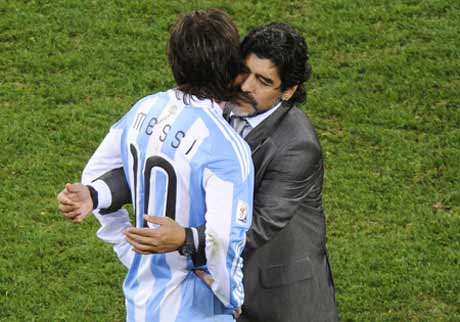 أحزان ميسي ومارادونا  بالصور 